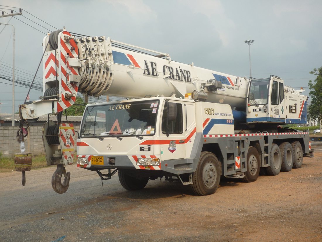 130-ton mobile crane